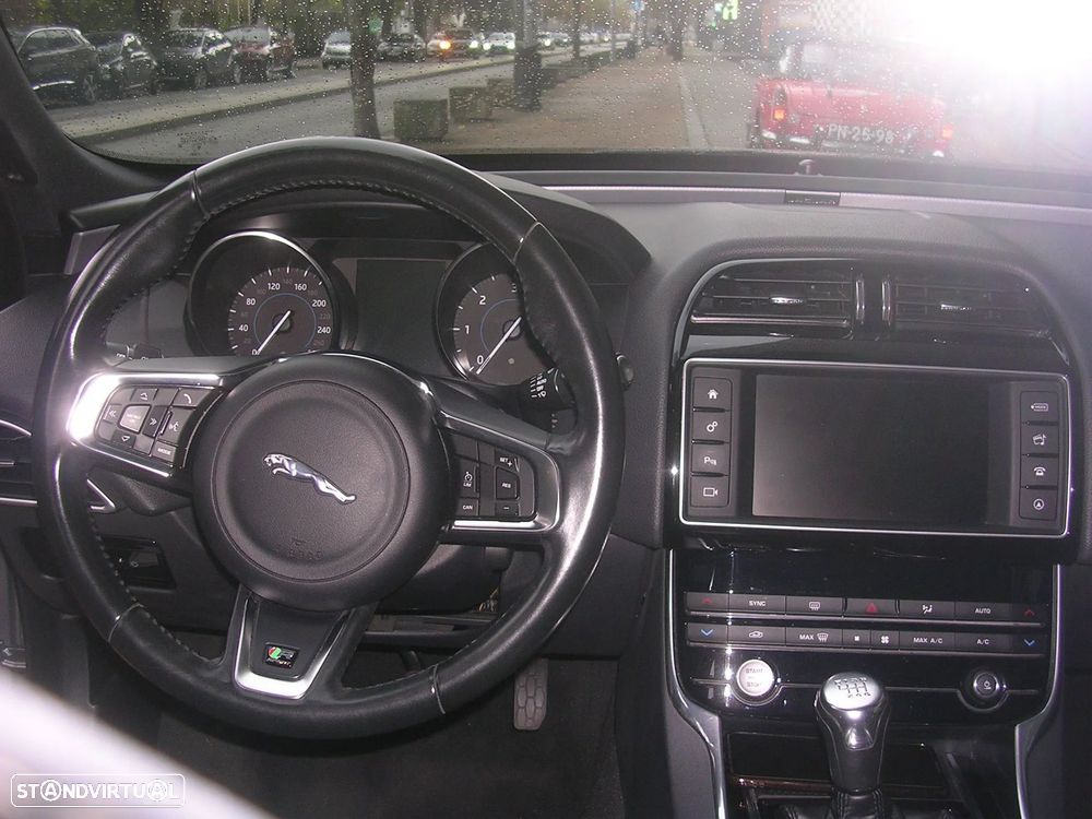 Jaguar XE 2.0 D R-Sport - 17