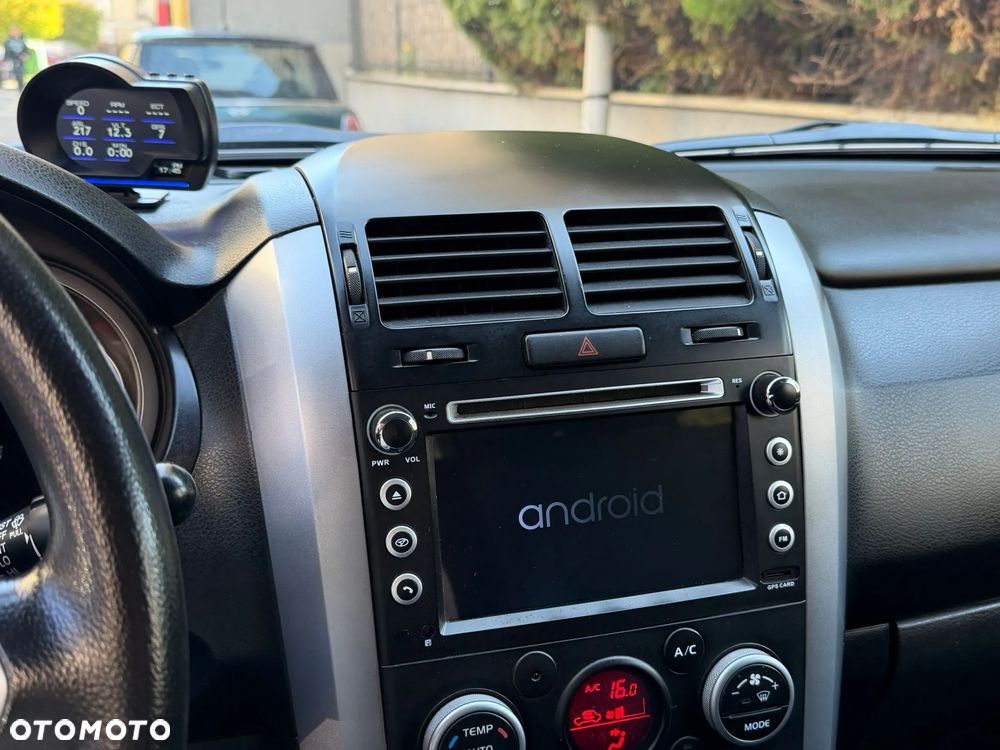 Suzuki Grand Vitara 2.0 De luxe - 26