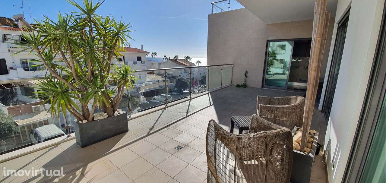 Apartamento na praia com varanda garagem e piscina - Grande imagem: 2/27