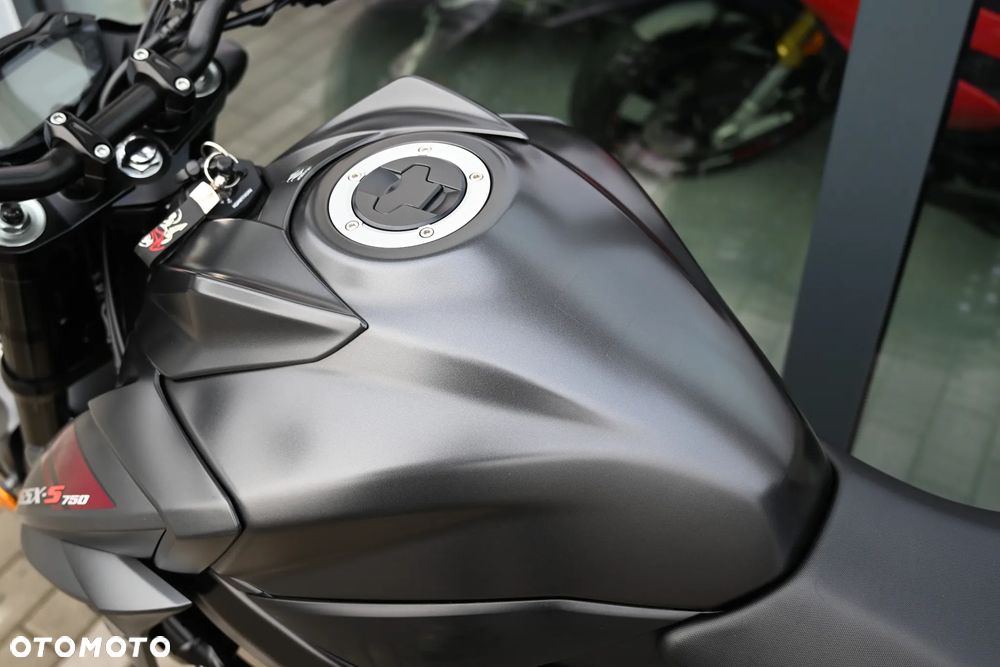 Suzuki GSX - 32