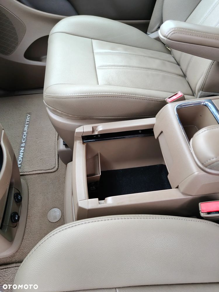 Chrysler Town & Country 3.6 Limited - 17