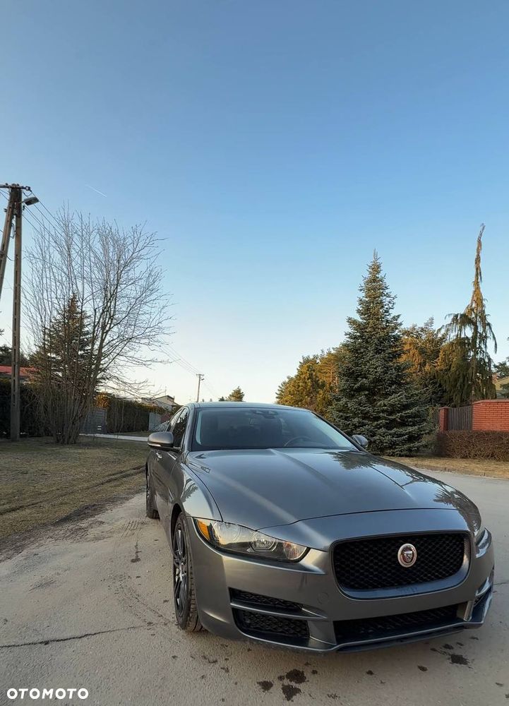 Jaguar XE 2.0 T Prestige - 3