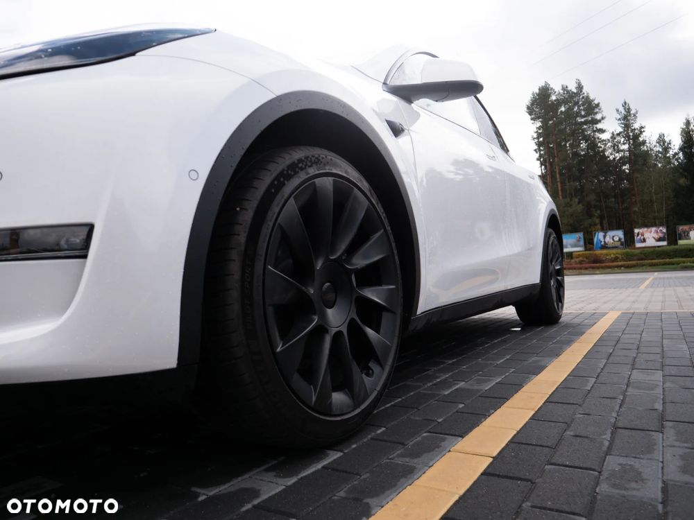 Tesla Y Long Range AWD - 11