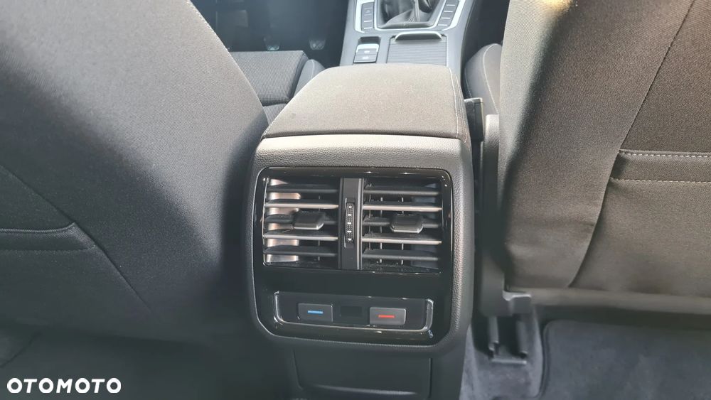 Volkswagen Passat 2.0 TDI SCR Elegance - 9