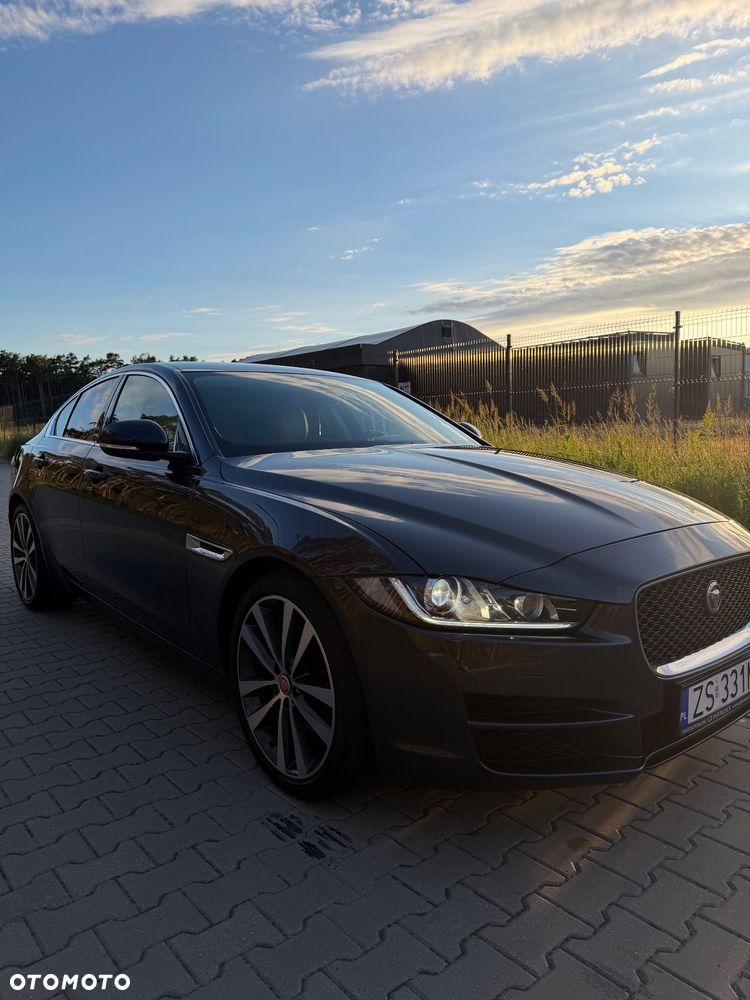Jaguar XE 2.0 D Portfolio - 4