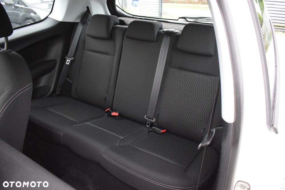 Peugeot 208 - 8