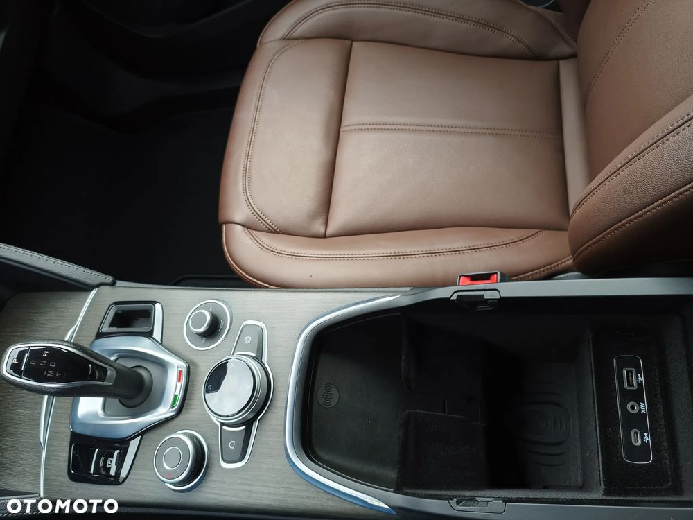 Alfa Romeo Stelvio 2.0 Turbo 16V AT8-Q4 Ti - 30