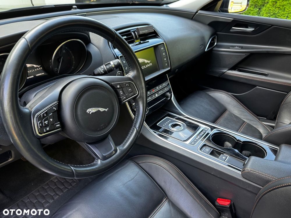 Jaguar XE 2.0 D Prestige - 12