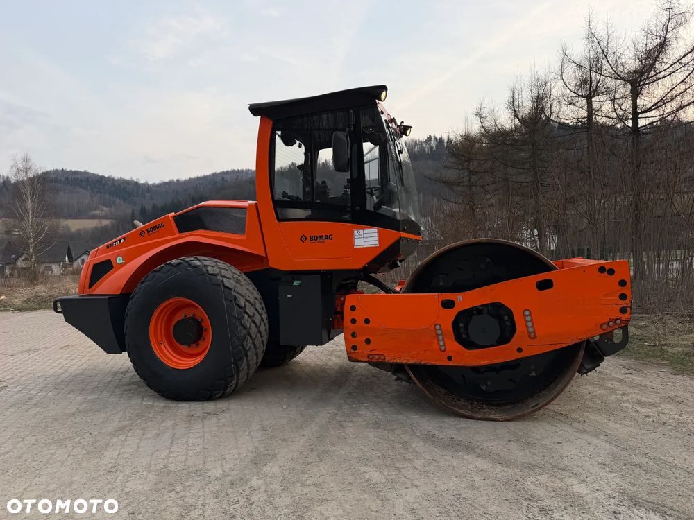 Bomag BW213 D-5 Walec Drogowy Terenowy 15 ton. Import Norwegia 2020 rok. 1050 Mtg. silnik DEUTZ 4cyl. 140 km. Maszyna nie różni się od Nowej z salonu! Klima wentylacja. Serwisy w Dekra AKTUALNE. Zero zniszczeń IGŁA !! Gotowa do długiej pracy. Po dużych serwisach eksploatacyjnych w Norwegii. Walec z Upadłości od pierwszego właściciela. Jego historia od nowosci to jedna robota na stadionie miejskim! Jedyna taka okazja! - 37