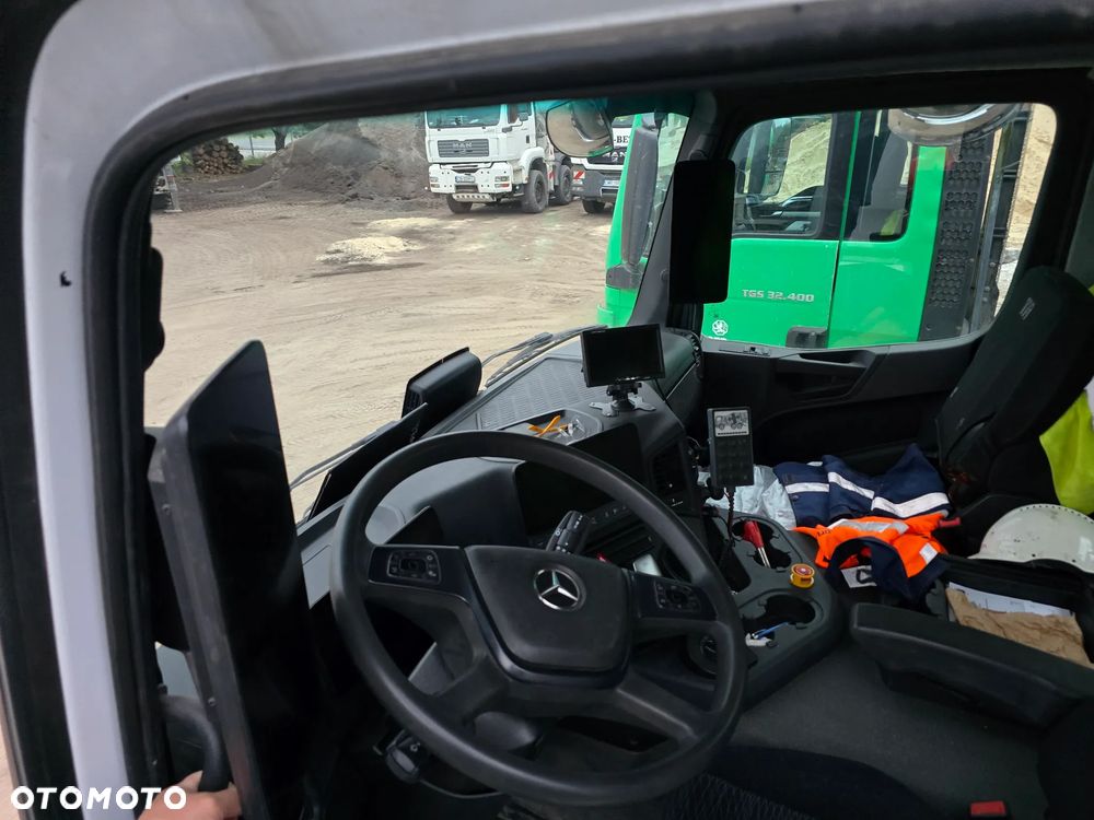Mercedes-Benz Arocs 3243 - 10