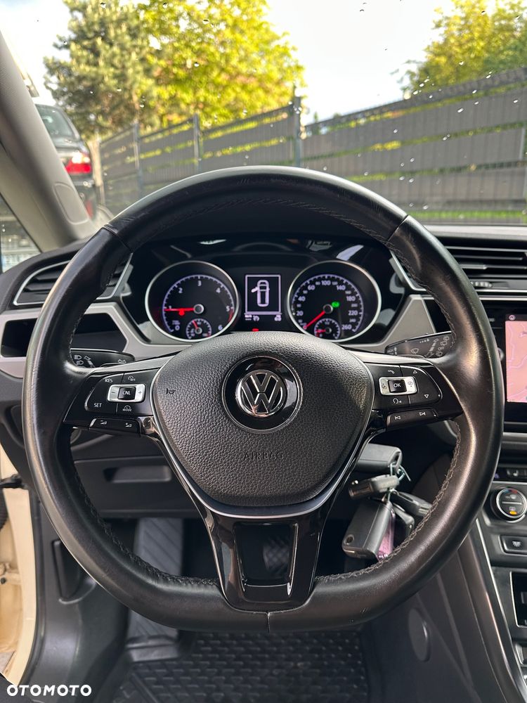 Volkswagen Touran - 17