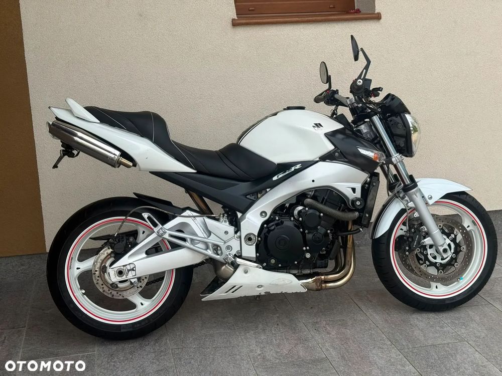 Suzuki GSR - 2