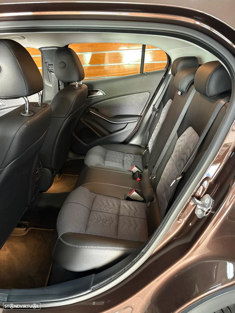 Mercedes-Benz GLA 220 4Matic 7G-DCT - 12