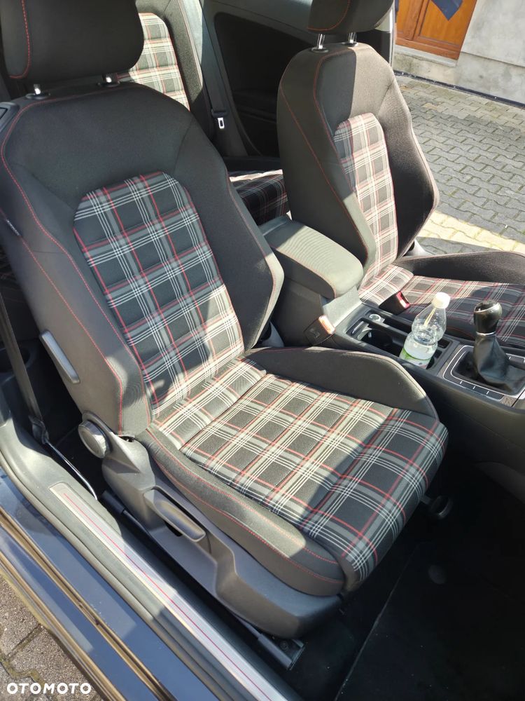 Volkswagen Golf - 16