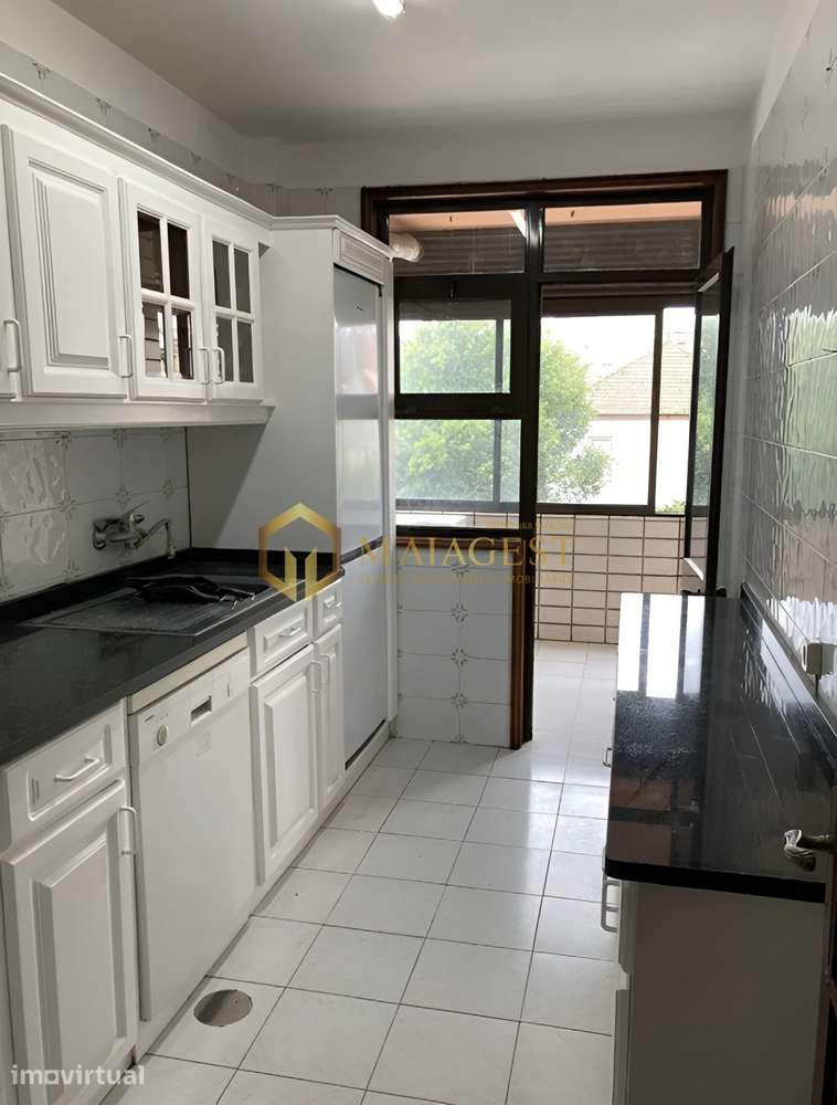 T2 muito luminoso com varanda, garagem e localização central - Grande imagem: 3/13
