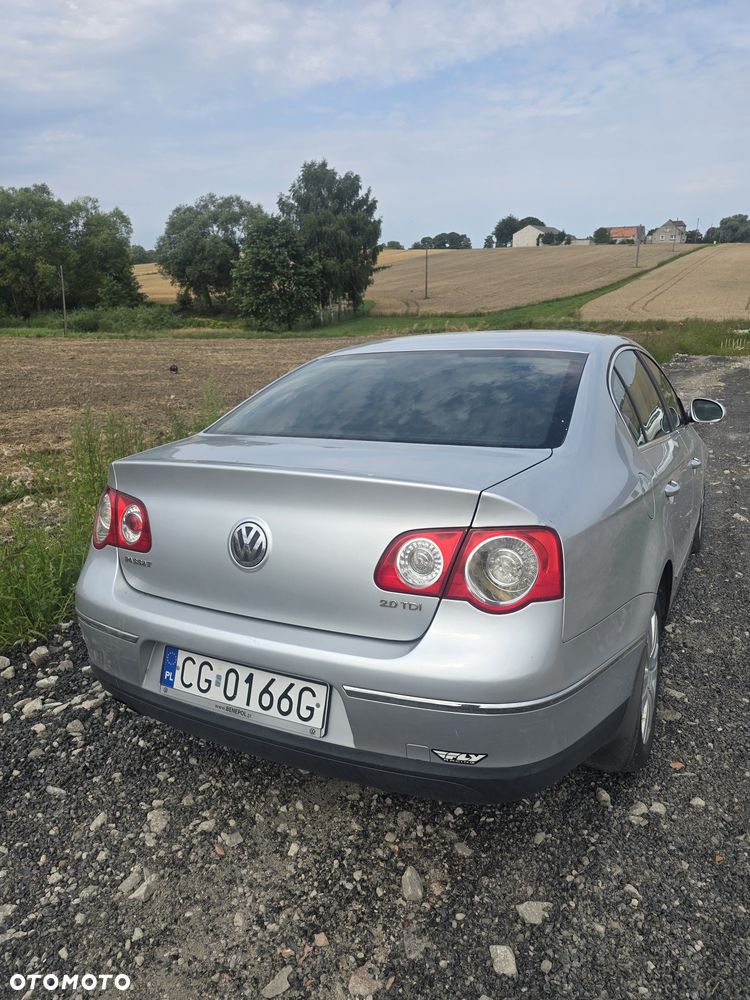 Volkswagen Passat - 4