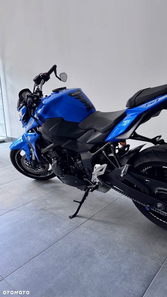 Suzuki GSR - 3