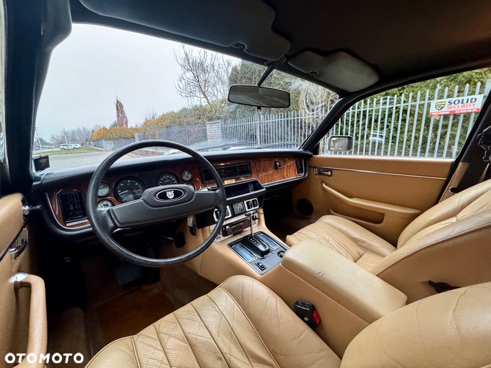 Jaguar XJ - 8