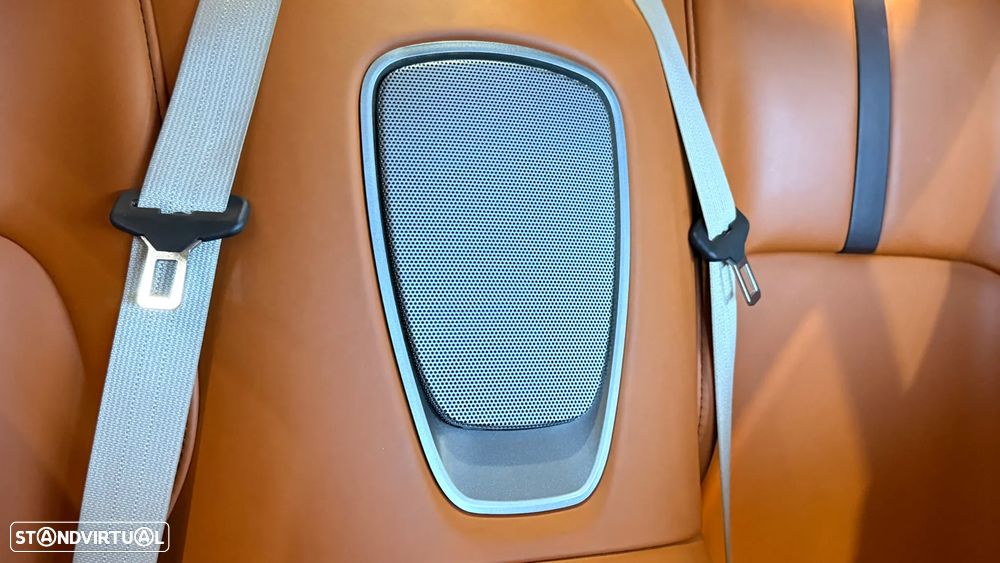 Aston Martin DB11 Coupé - 41