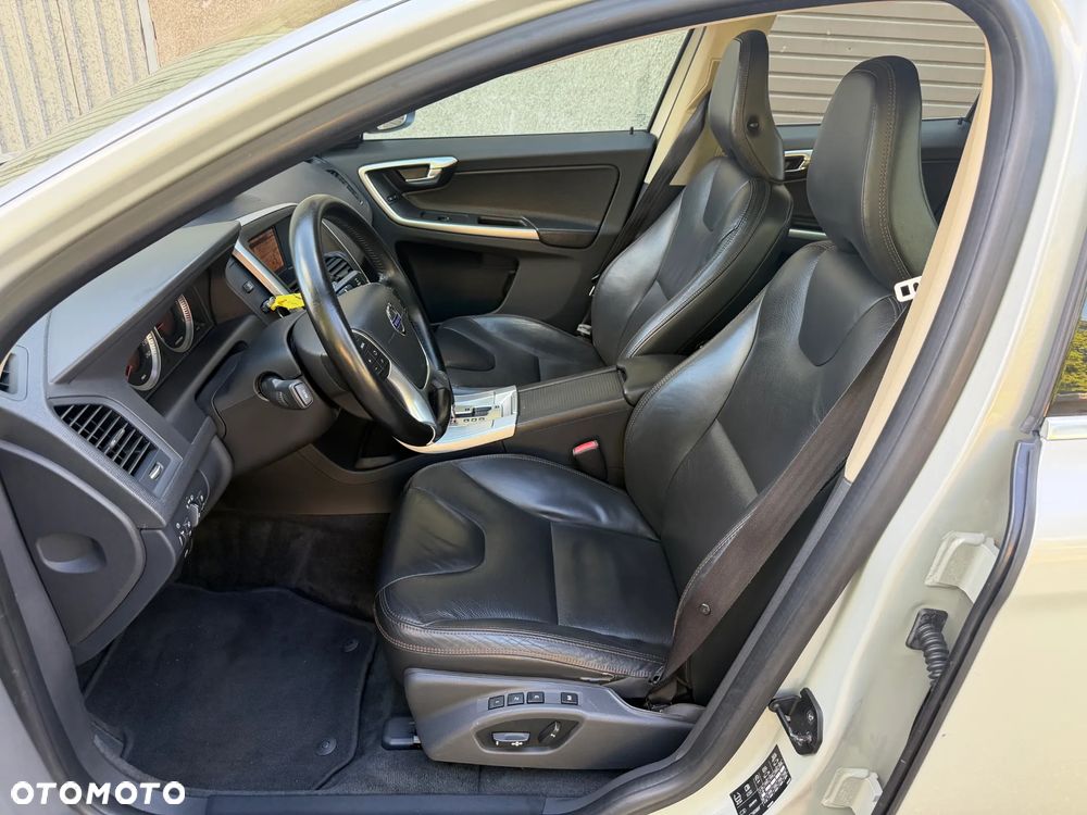 Volvo XC 60 D5 AWD Momentum - 11