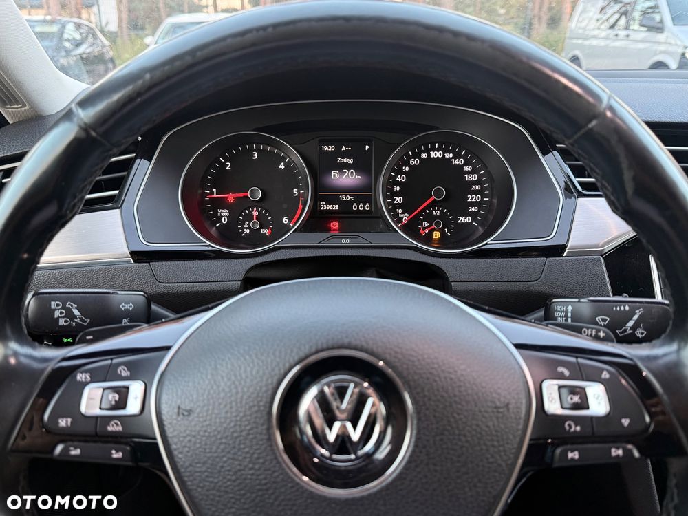 Volkswagen Passat - 11