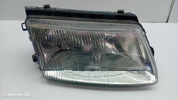 Ótica / farol direita VOLKSWAGEN Passat (3B2)