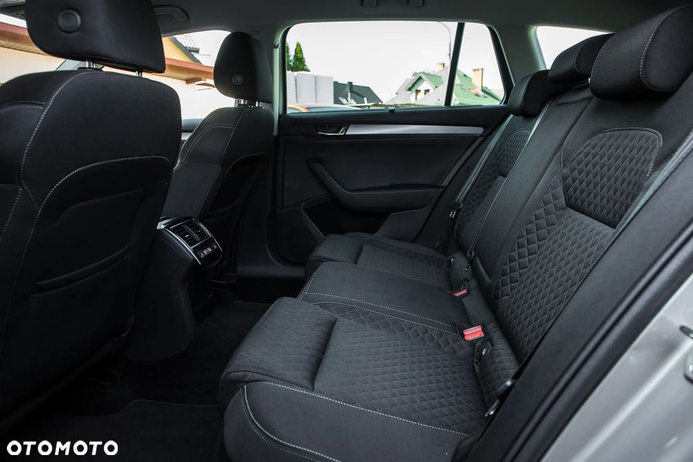 Skoda Superb 2.0 TDI Sportline - 28