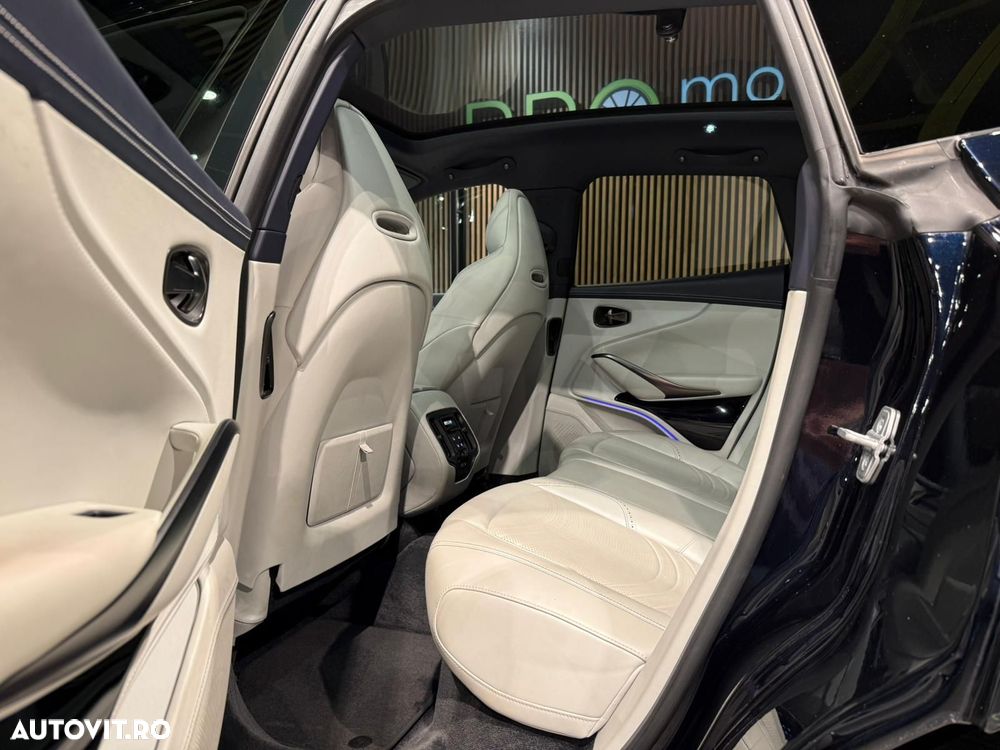 Aston Martin DBX - 36