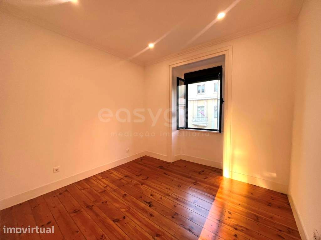 Apartamento T1+1 com muita luz natural e traça portuguesa clássica ... - Grande imagem: 2/19