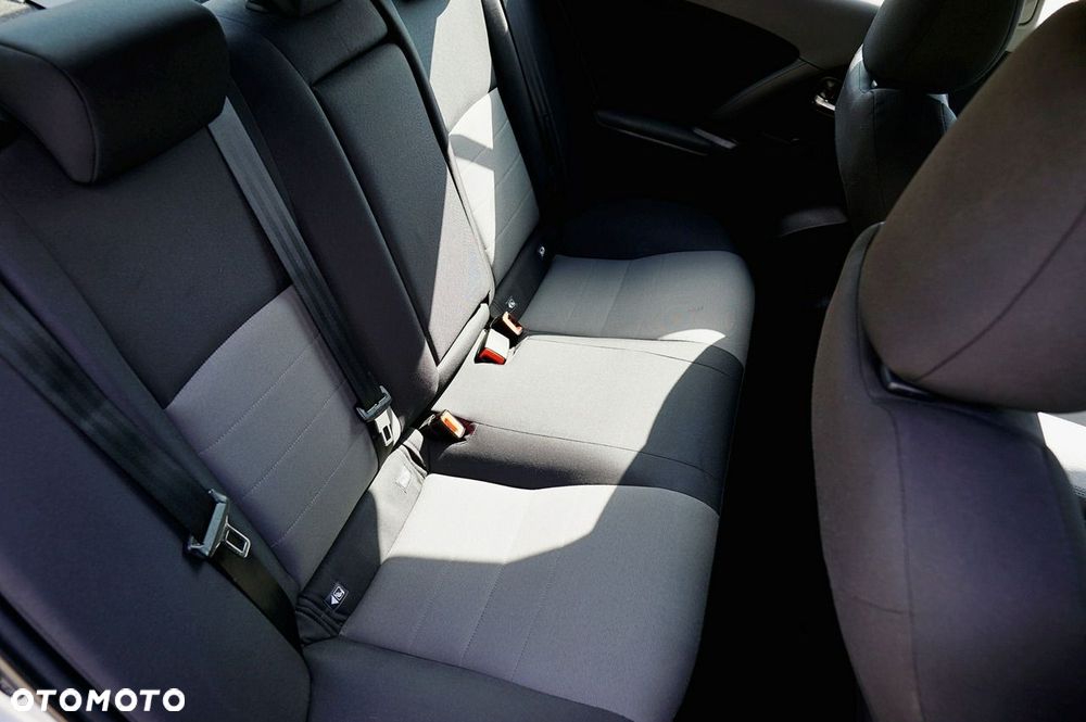 Toyota Avensis 1.8 Active MS - 21
