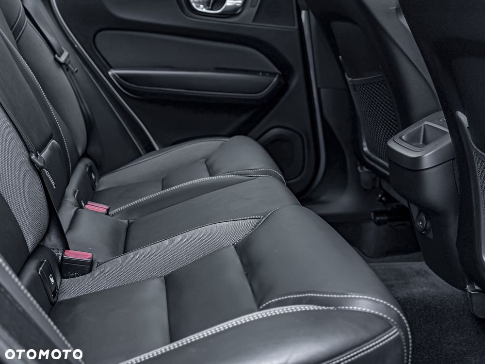 Volvo XC 60 B4 D Ultimate Dark - 28