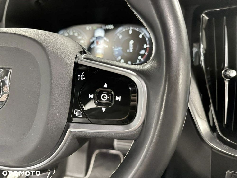 Volvo V60 D4 R-Design - 29