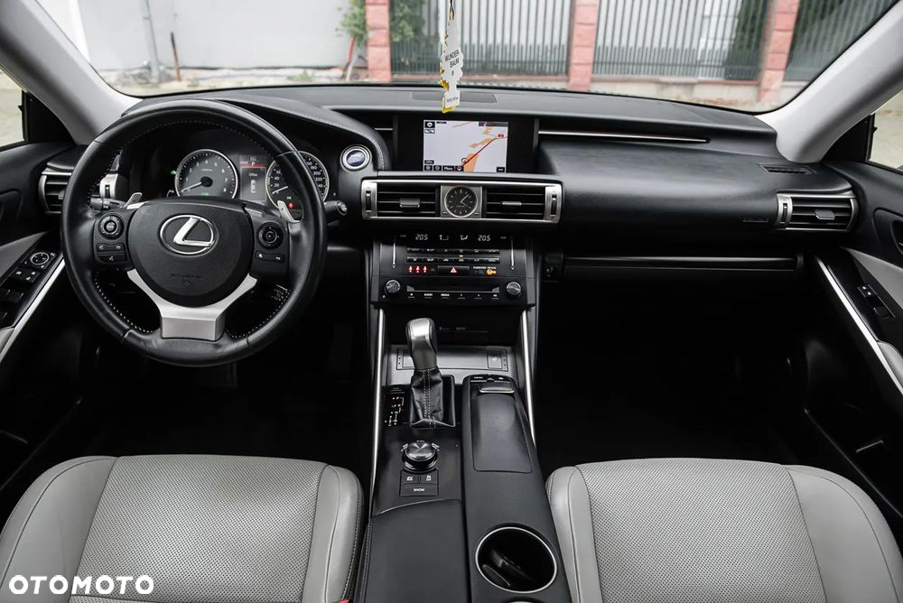 Lexus IS 300h Executive Line - 28