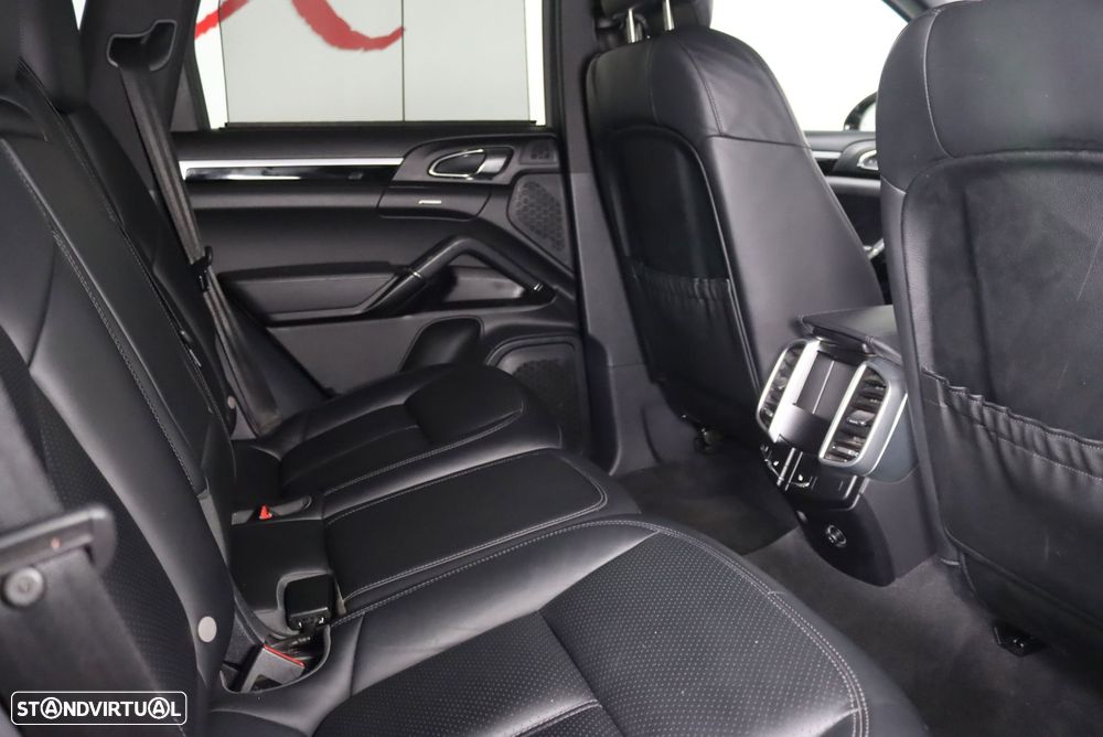 Porsche Cayenne - 32
