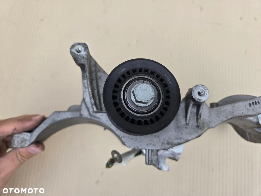Łapa mocowanie alternatora Citroen C5X 1.6 HYBRYDA   9833032280 - 2