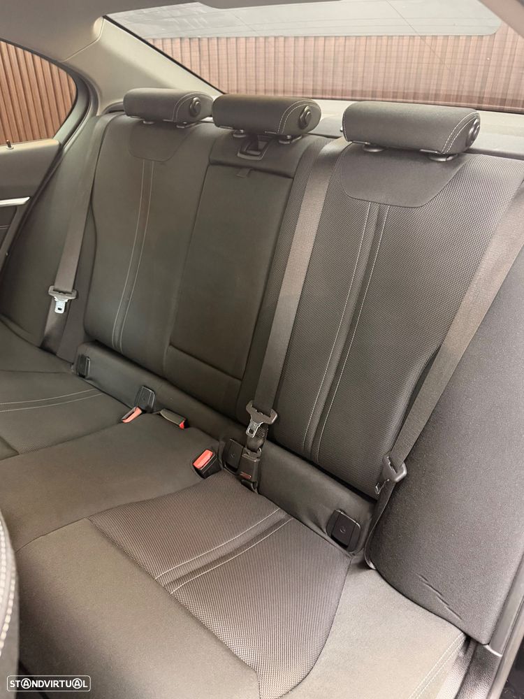 BMW 330 e iPerformance Line Luxury - 31