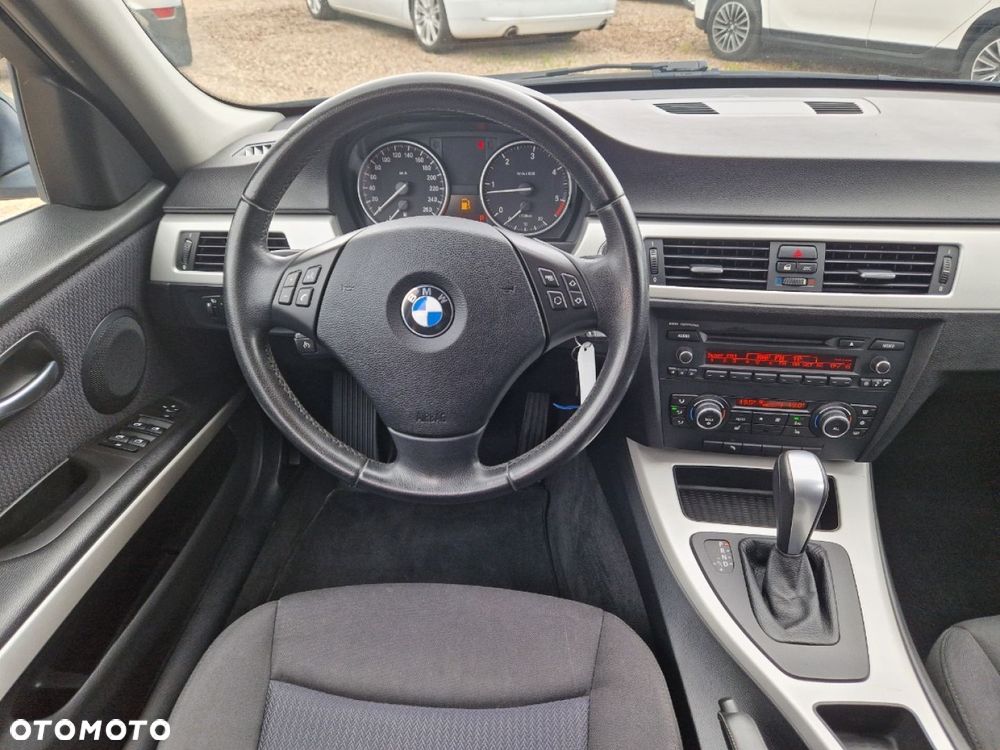BMW Seria 3 318d Touring - 14