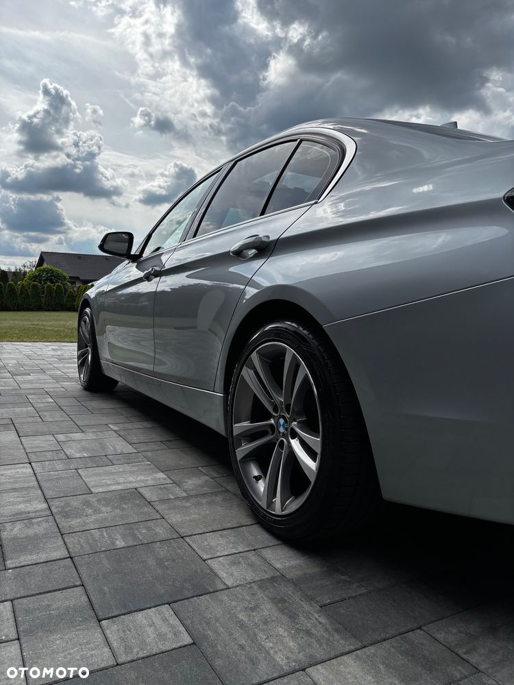 BMW Seria 3 330i Sport Line - 10