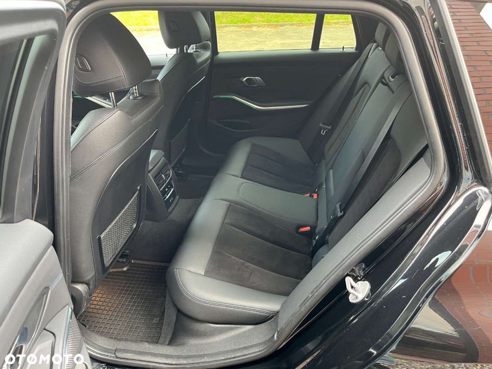 BMW Seria 3 320i Touring M Sport - 33