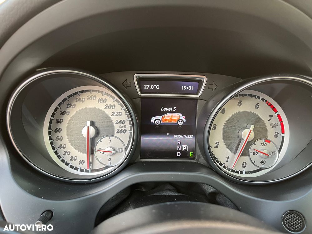 Mercedes-Benz GLA 200 7G-DCT - 12