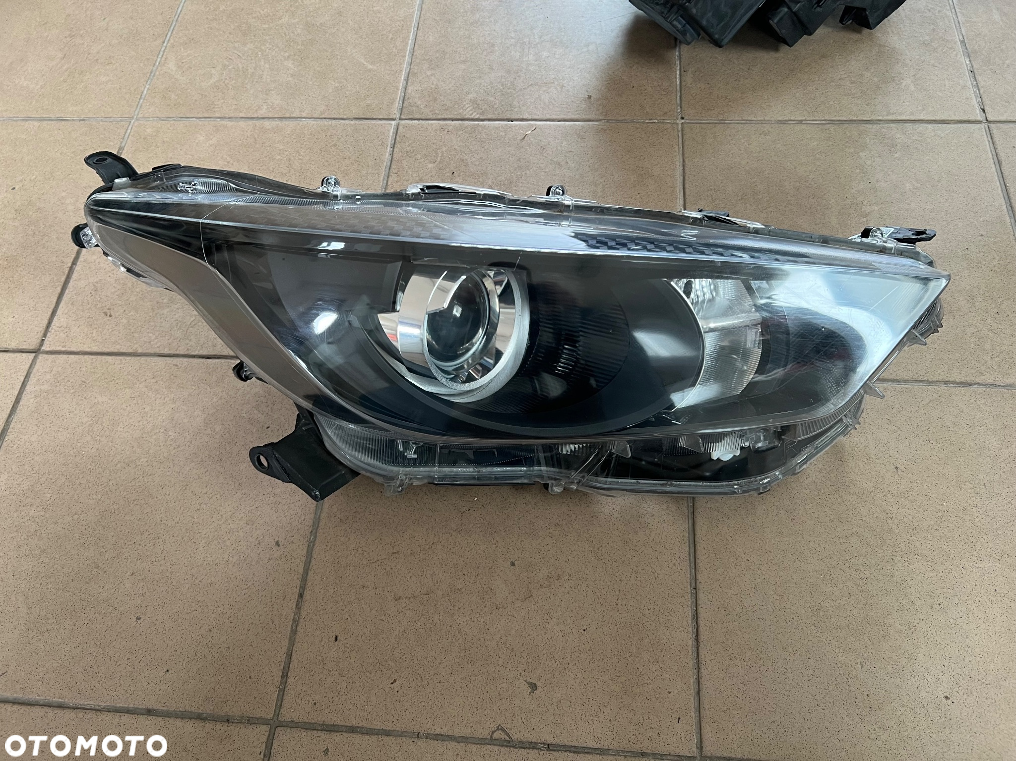 TOYOTA YARIS IV 2020- LAMPA PRAWY PRZÓD ZWYKŁA SOCZEWKA KOITO K0-6 EU B6 - 2