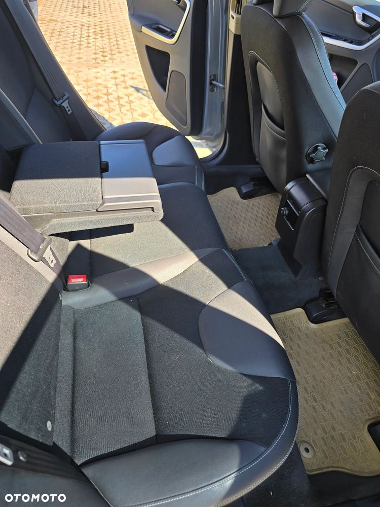 Volvo XC 60 2.4D AWD Momentum - 14