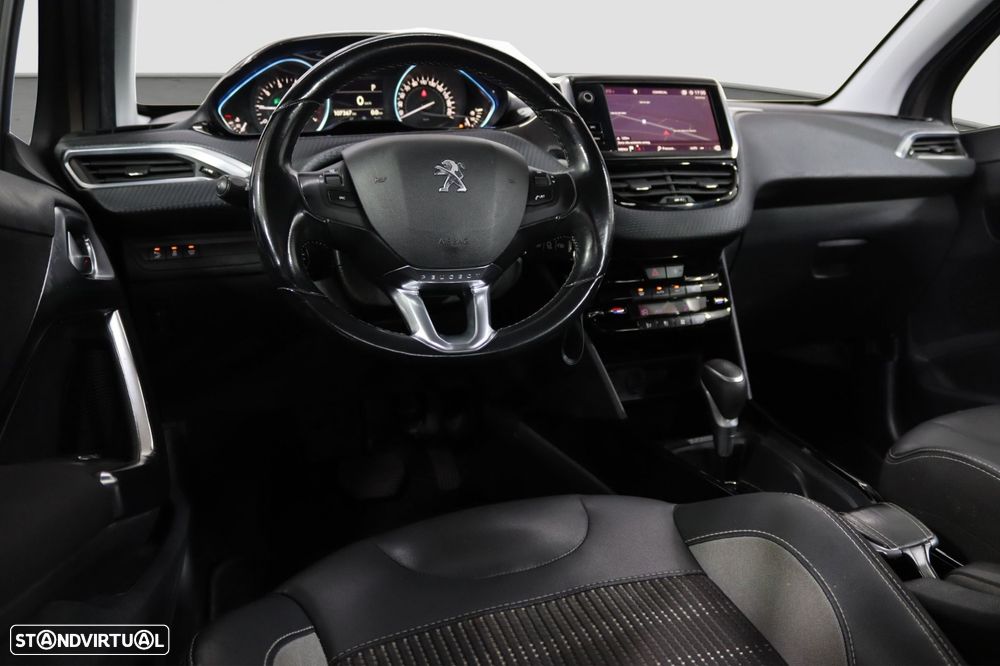 Peugeot 2008 1.2 PureTech Allure EAT6 - 4