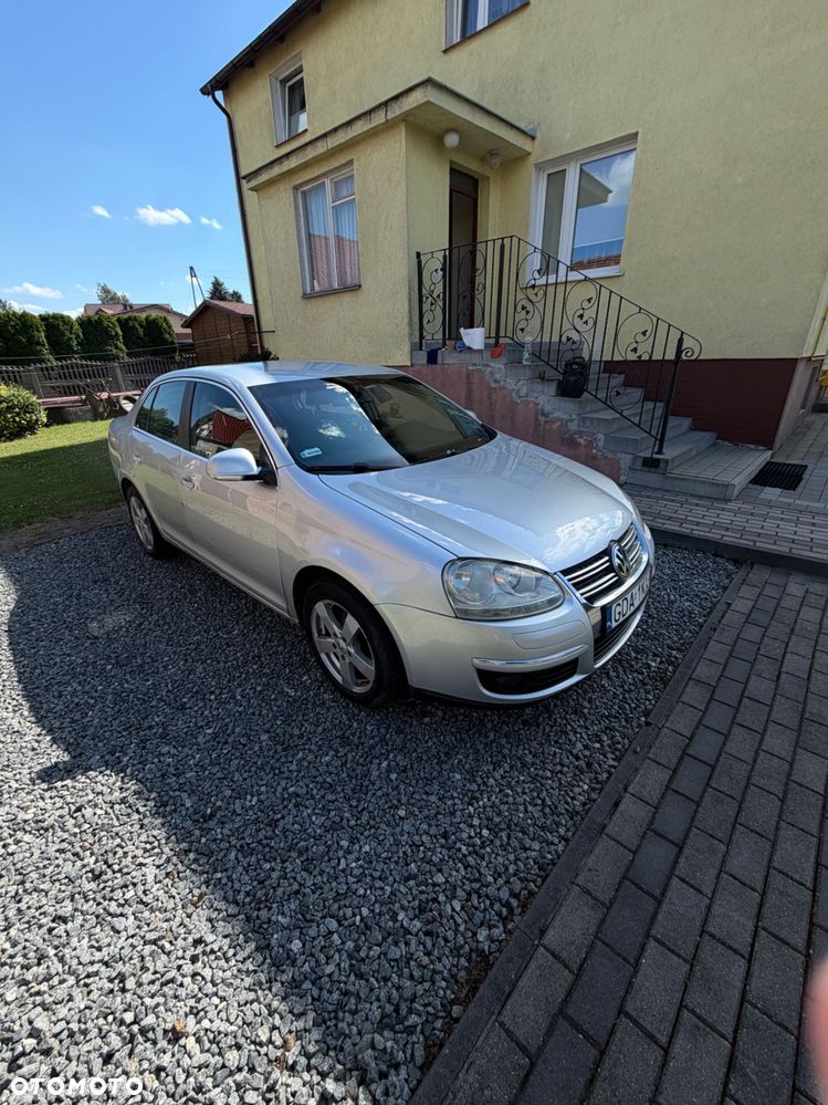 Volkswagen Jetta - 1