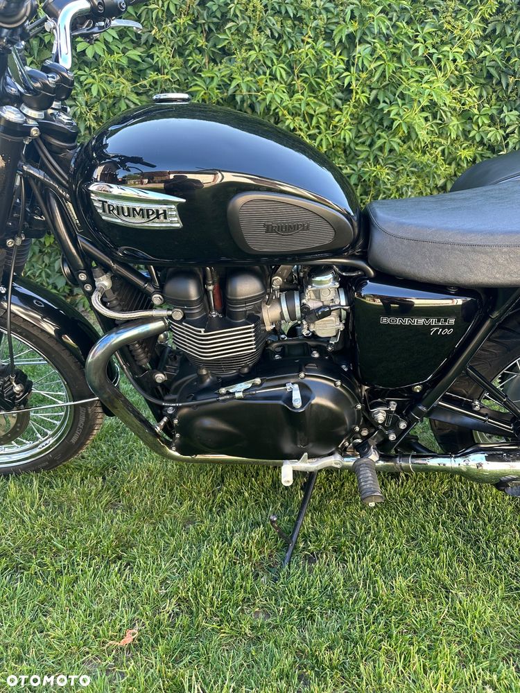 Triumph Bonneville - 9
