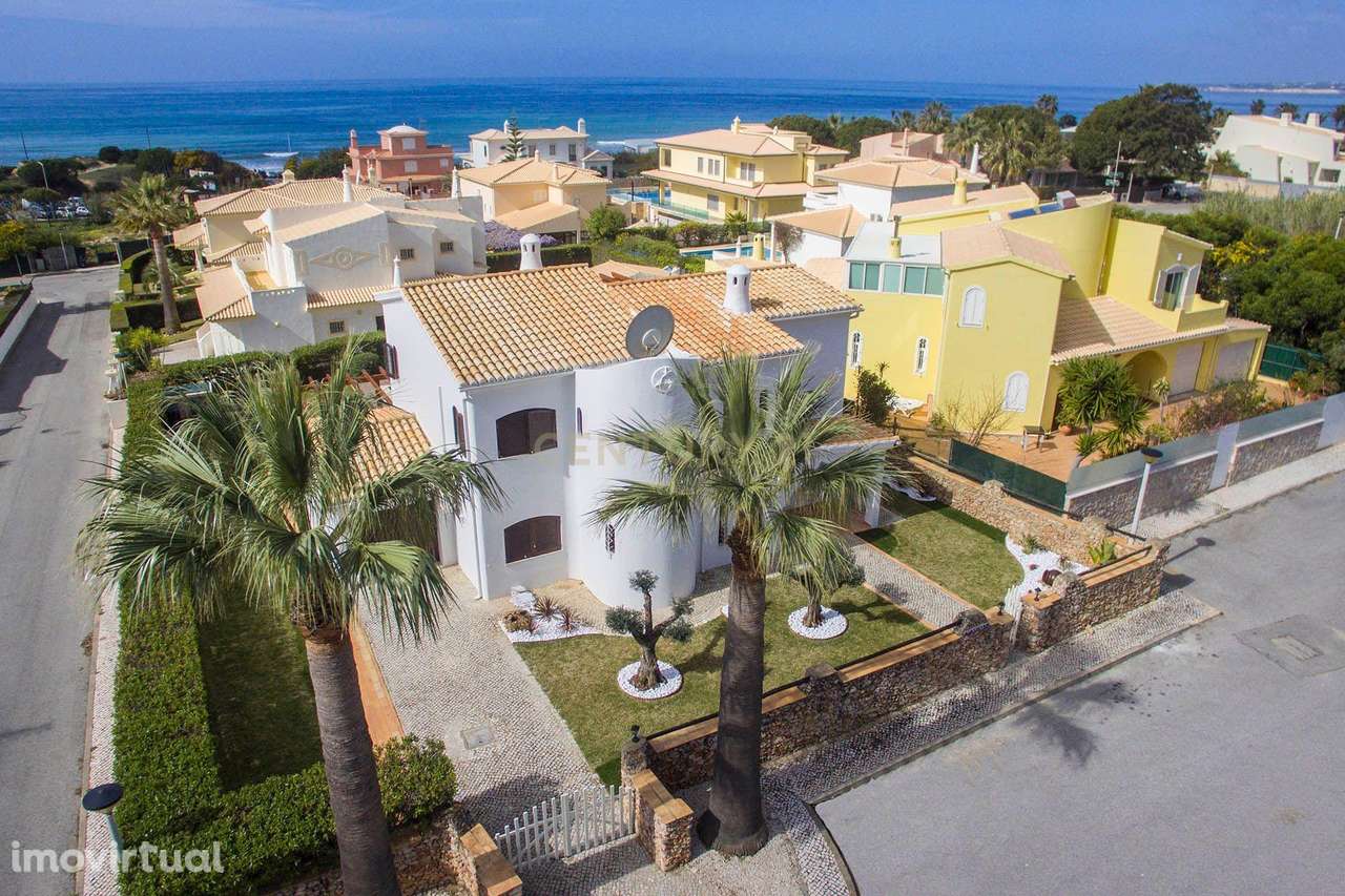 Moradia isolada com Vista Mar apenas a 200 metros da Praia da Galé - Grande imagem: 2/32