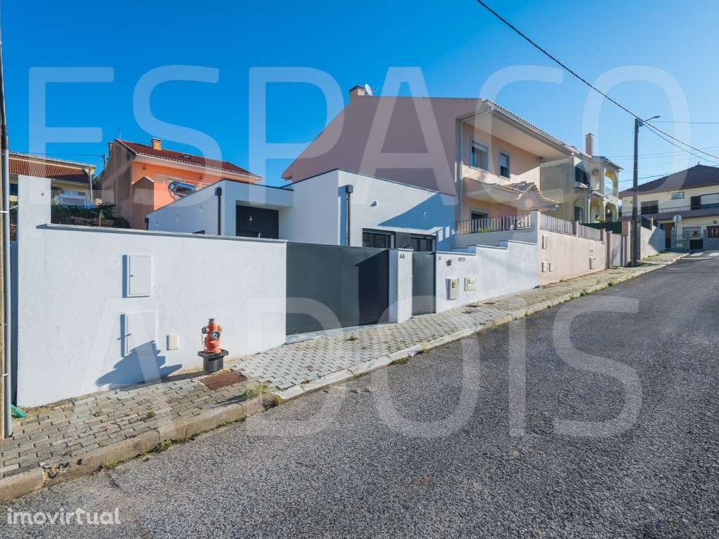 NOVA A ESTREAR! MORADIA TÉRREA. Revestimento em capoto. Painéis sol... - Grande imagem: 2/60