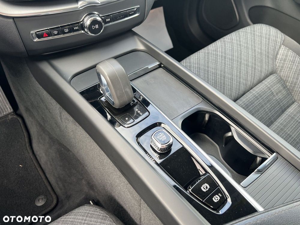 Volvo XC 60 B4 D Momentum Pro - 16