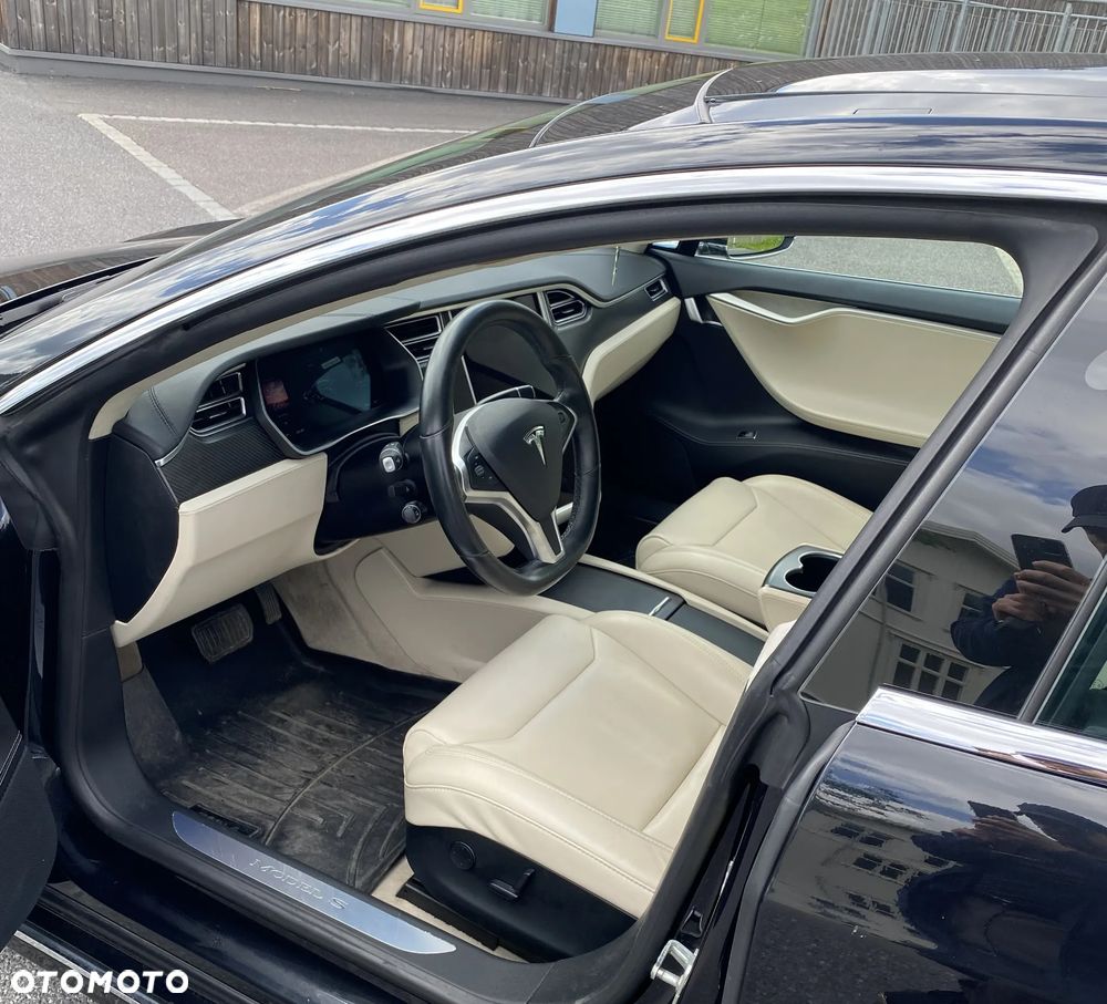 Tesla Model S - 8