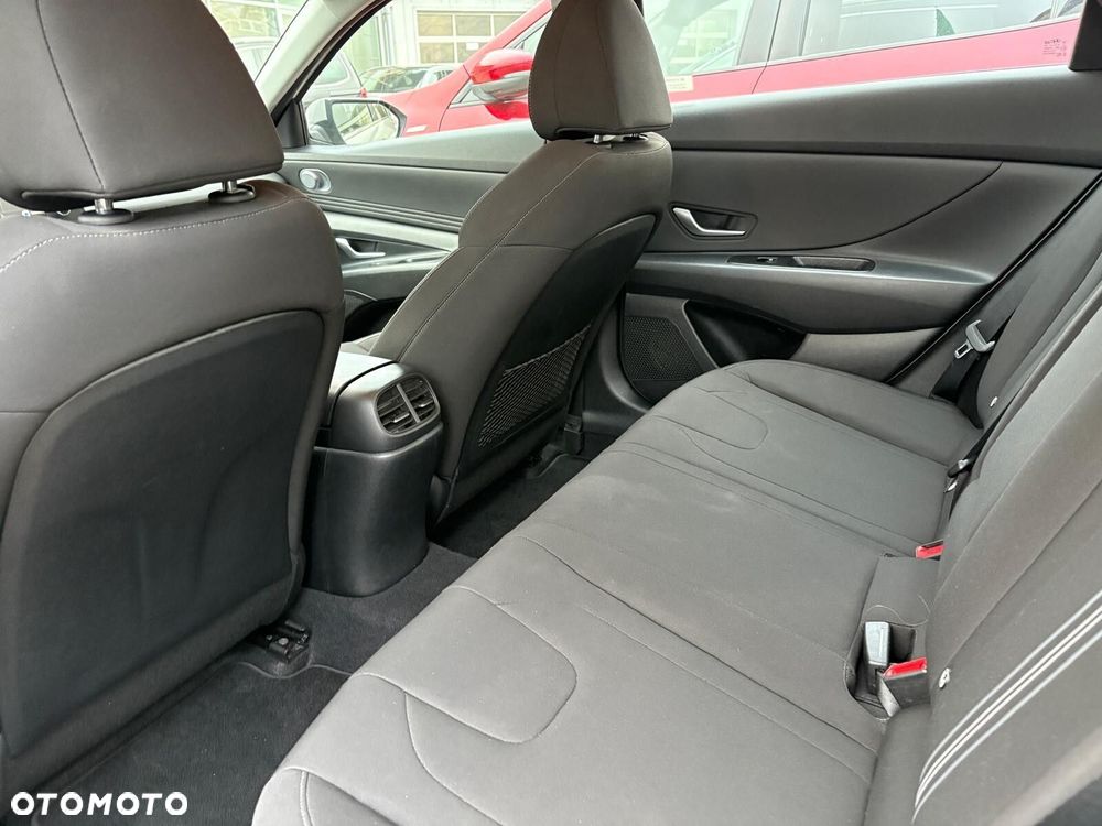 Hyundai Elantra - 23